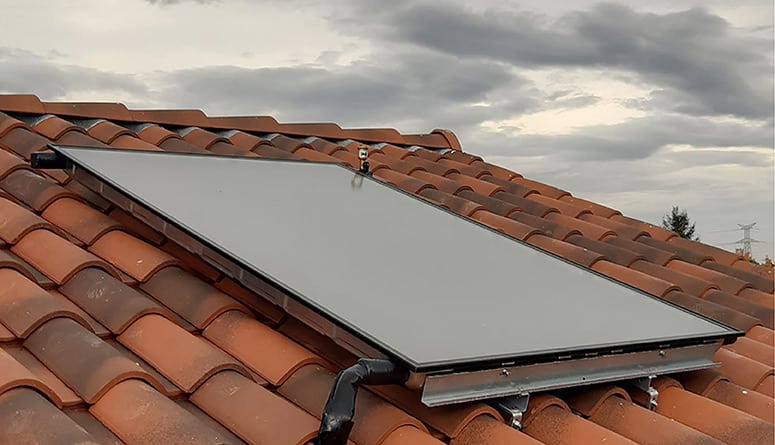 Panneau solaire SYRIUS SOLAR INDUSTRY sur un toit