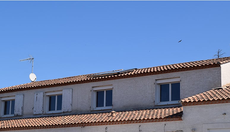 Panneaux solaires sur toiture maison individuelle