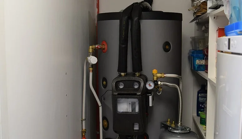 Chauffe-eau solaire pour les particuliers dans un local technique