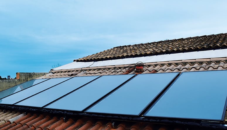 Panneaux solaires installés sur un toit en tuile Syrius Solar