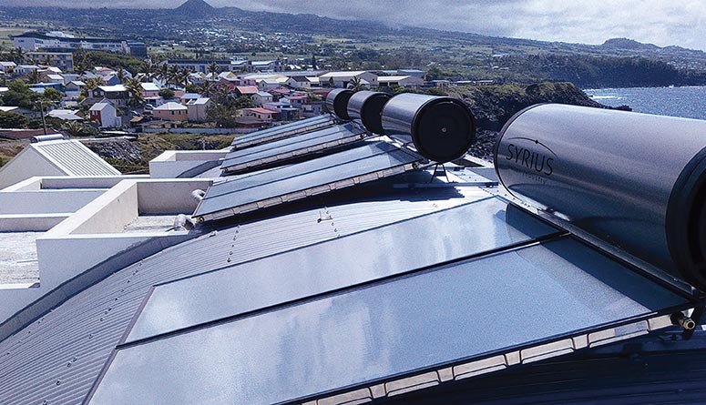 4 capteurs Solaire Thermosiphon installés sur un toit métallique collectif Outremer Syrius Solar