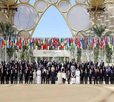 Délégués de la COP28 rassemblés pour une photo officielle à Dubaï, symbolisant l'engagement mondial envers des solutions durables comme celles développées par Syrius Solar Industry.