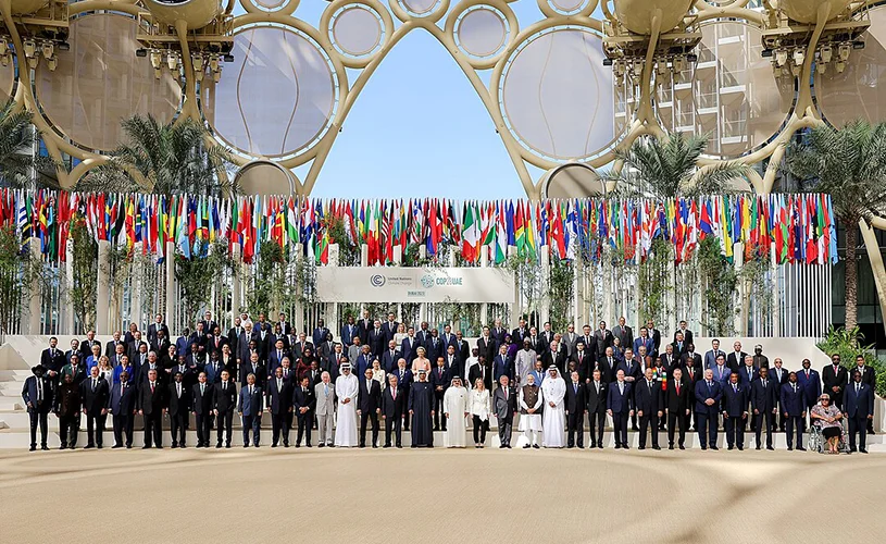 Délégués de la COP28 rassemblés pour une photo officielle à Dubaï, symbolisant l'engagement mondial envers des solutions durables comme celles développées par Syrius Solar Industry.